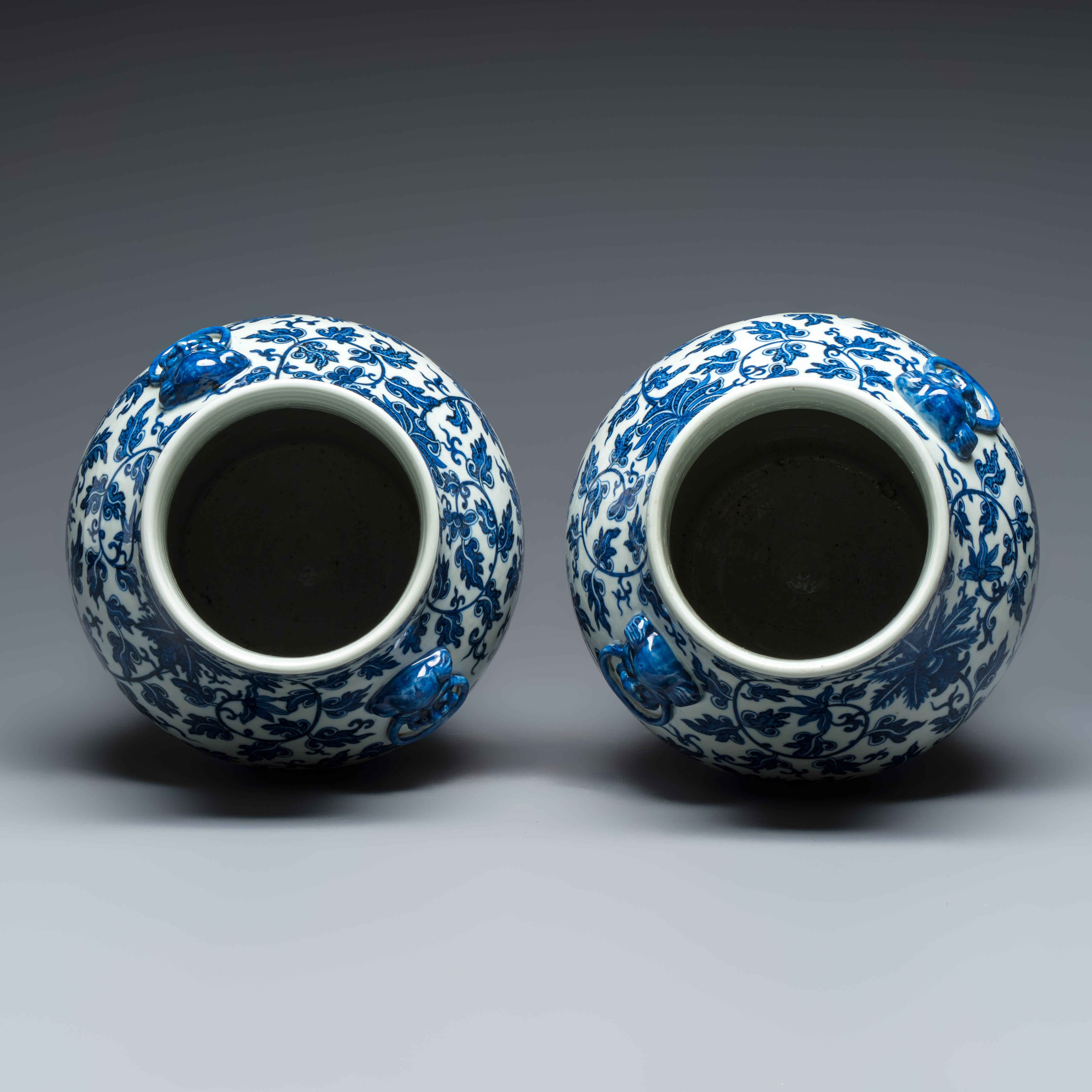 A pair of Chinese blue and white 'Flower Scroll' covered vases — foto 6