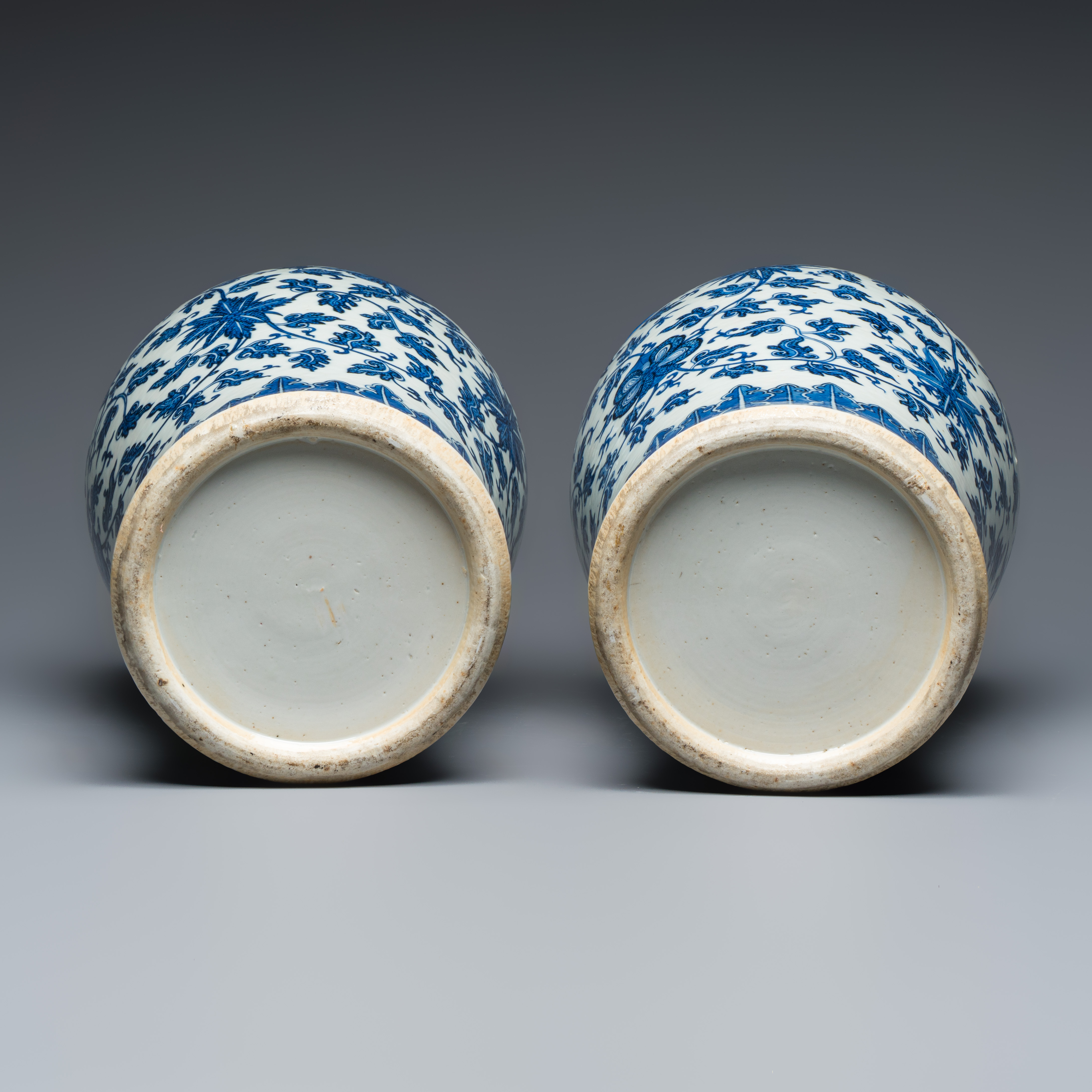 A pair of Chinese blue and white 'Flower Scroll' covered vases — foto 7