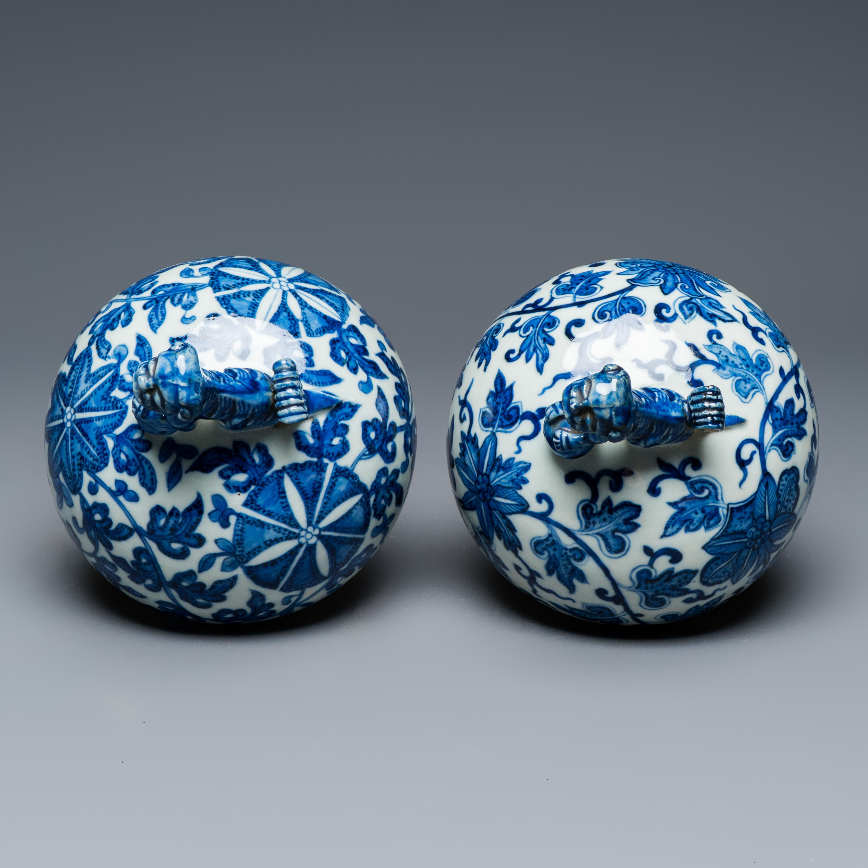 A pair of Chinese blue and white 'Flower Scroll' covered vases — foto 8