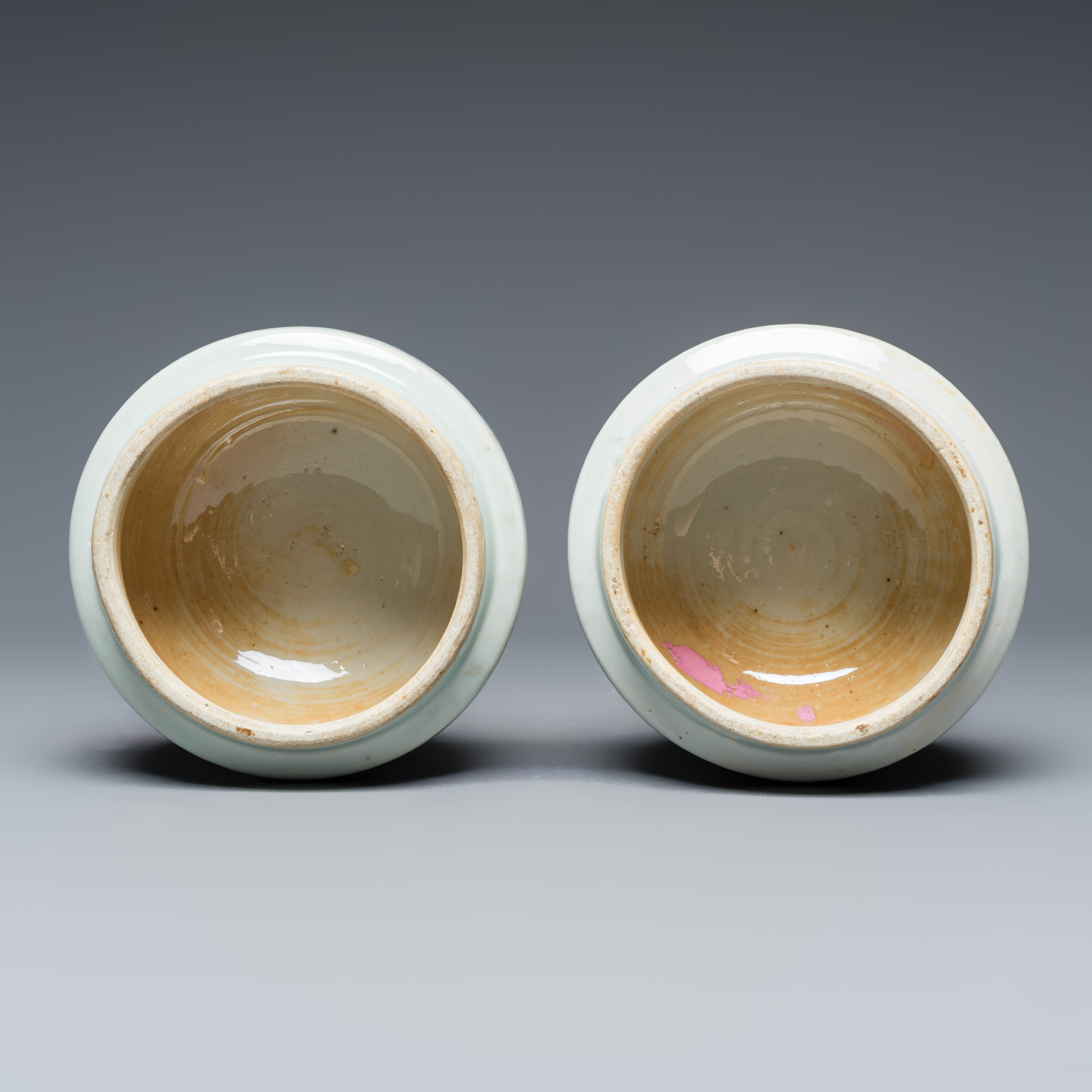 A pair of Chinese blue and white 'Flower Scroll' covered vases — foto 9