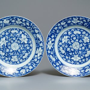 A pair of Chinese blue and white 'flower scroll' dishes, Kangxi — photo 1