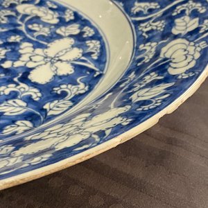 A pair of Chinese blue and white 'flower scroll' dishes, Kangxi — photo 13