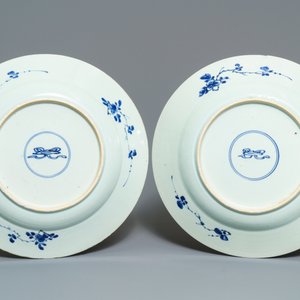 A pair of Chinese blue and white 'flower scroll' dishes, Kangxi — photo 2