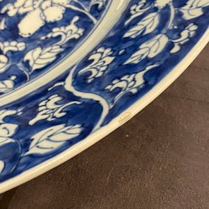 A pair of Chinese blue and white 'flower scroll' dishes, Kangxi — photo 3