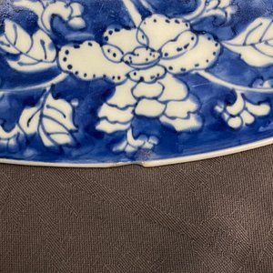 A pair of Chinese blue and white 'flower scroll' dishes, Kangxi — photo 5