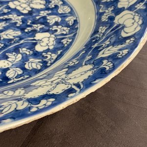 A pair of Chinese blue and white 'flower scroll' dishes, Kangxi — photo 7