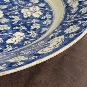 A pair of Chinese blue and white 'flower scroll' dishes, Kangxi — photo 8