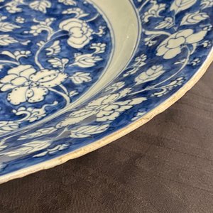 A pair of Chinese blue and white 'flower scroll' dishes, Kangxi — photo 10