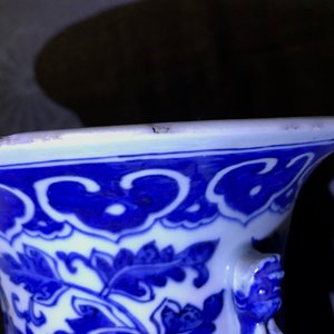A pair of Chinese blue and white flower scroll vases, 19th C. — photo 16