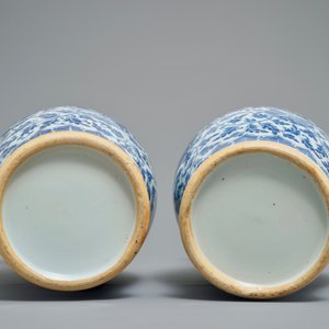 A pair of Chinese blue and white flower scroll vases, 19th C. — photo 5