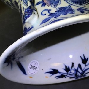 A pair of Chinese blue and white flower scroll vases, 19th C. — photo 9