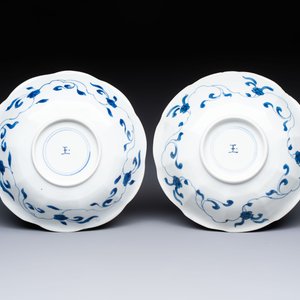 A pair of Chinese blue and white flower-shaped 'Long Eliza' plates, jade mark, Kangxi — foto 2