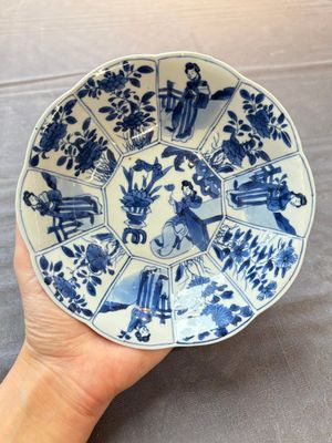 A pair of Chinese blue and white flower-shaped 'Long Eliza' plates, Kangxi — photo 1
