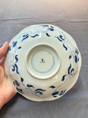 A pair of Chinese blue and white flower-shaped 'Long Eliza' plates, Kangxi — photo 2