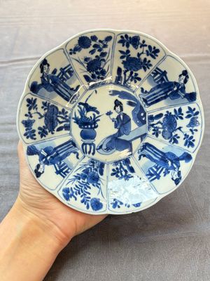 A pair of Chinese blue and white flower-shaped 'Long Eliza' plates, Kangxi — photo 4