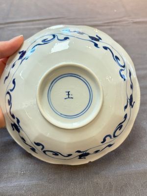 A pair of Chinese blue and white flower-shaped 'Long Eliza' plates, Kangxi — photo 5