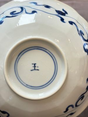 A pair of Chinese blue and white flower-shaped 'Long Eliza' plates, Kangxi — photo 6