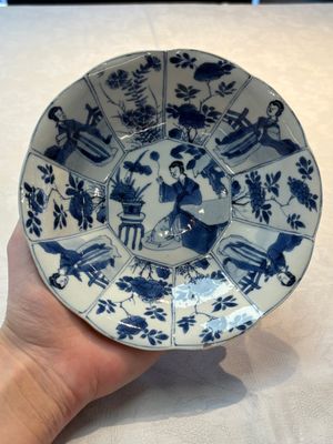 A pair of Chinese blue and white flower-shaped 'Long Eliza' plates, Kangxi — foto 1
