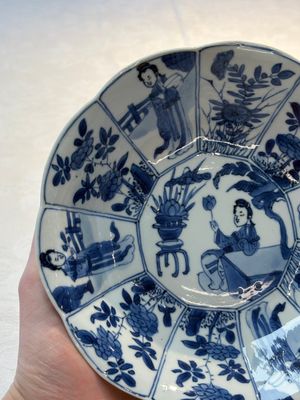 A pair of Chinese blue and white flower-shaped 'Long Eliza' plates, Kangxi — foto 11