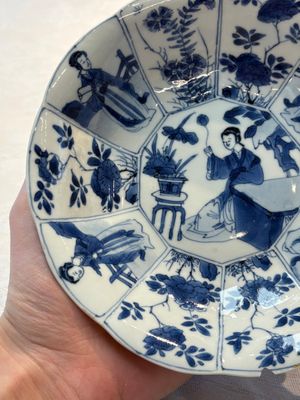 A pair of Chinese blue and white flower-shaped 'Long Eliza' plates, Kangxi — foto 4