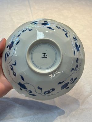 A pair of Chinese blue and white flower-shaped 'Long Eliza' plates, Kangxi — foto 5