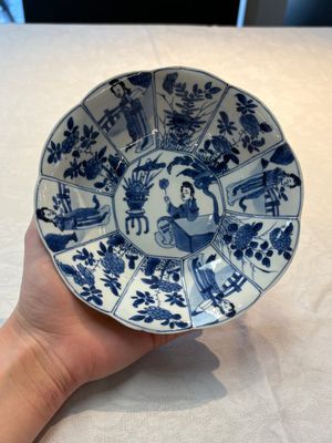 A pair of Chinese blue and white flower-shaped 'Long Eliza' plates, Kangxi — foto 8