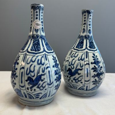 A pair of Chinese blue and white 'Flying Horses' pear-shaped bottle vases — 照片 1
