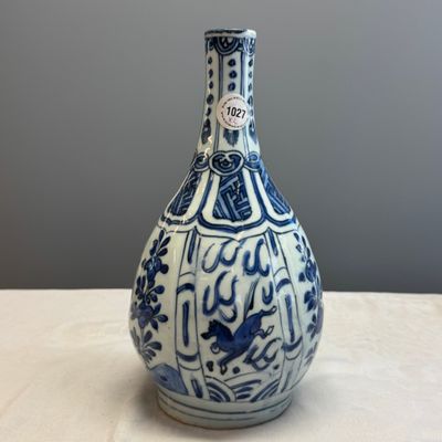 A pair of Chinese blue and white 'Flying Horses' pear-shaped bottle vases — 照片 2