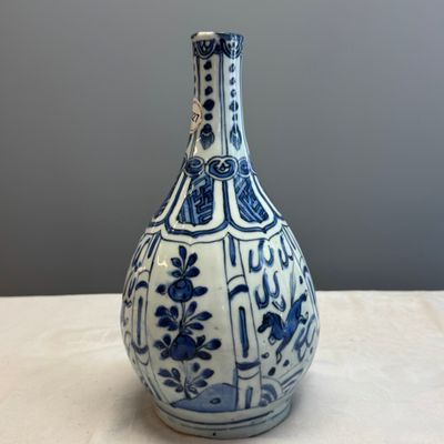 A pair of Chinese blue and white 'Flying Horses' pear-shaped bottle vases — 照片 3