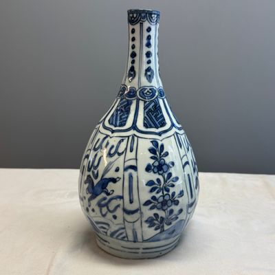 A pair of Chinese blue and white 'Flying Horses' pear-shaped bottle vases — 照片 4