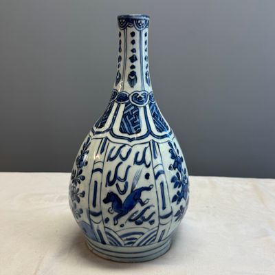 A pair of Chinese blue and white 'Flying Horses' pear-shaped bottle vases — 照片 5