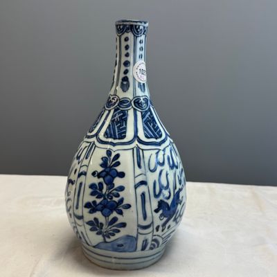 A pair of Chinese blue and white 'Flying Horses' pear-shaped bottle vases — 照片 6