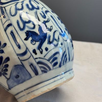 A pair of Chinese blue and white 'Flying Horses' pear-shaped bottle vases — 照片 7