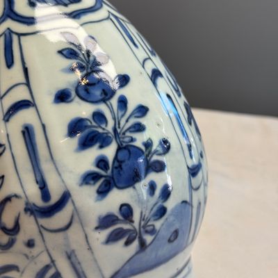 A pair of Chinese blue and white 'Flying Horses' pear-shaped bottle vases — 照片 8