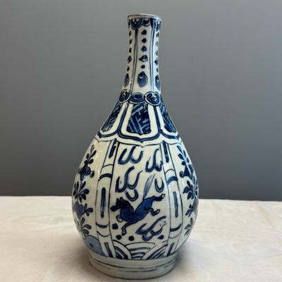 A pair of Chinese blue and white 'Flying Horses' pear-shaped bottle vases — 照片 17