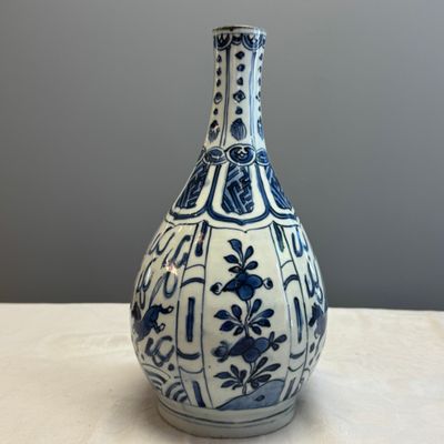 A pair of Chinese blue and white 'Flying Horses' pear-shaped bottle vases — 照片 18