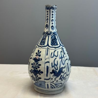 A pair of Chinese blue and white 'Flying Horses' pear-shaped bottle vases — 照片 19
