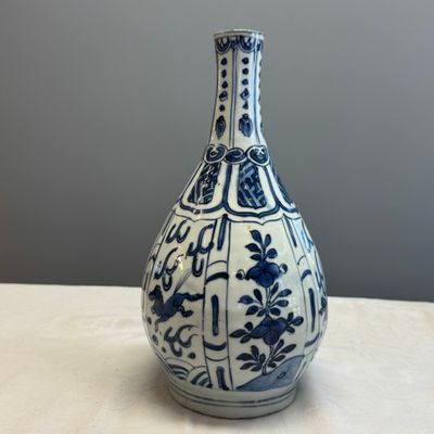 A pair of Chinese blue and white 'Flying Horses' pear-shaped bottle vases — 照片 20