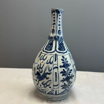 A pair of Chinese blue and white 'Flying Horses' pear-shaped bottle vases — 照片 21