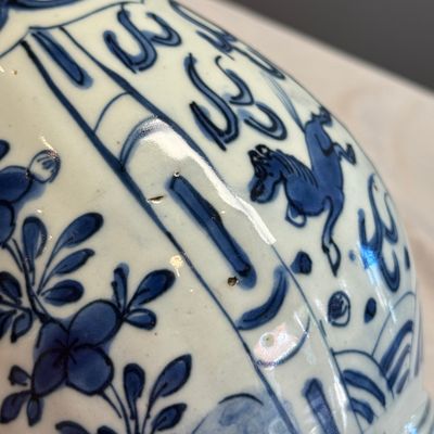 A pair of Chinese blue and white 'Flying Horses' pear-shaped bottle vases — 照片 22