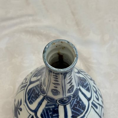 A pair of Chinese blue and white 'Flying Horses' pear-shaped bottle vases — 照片 23