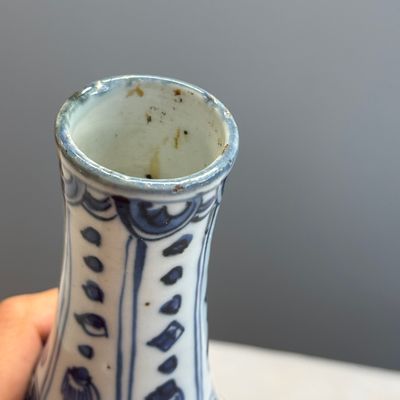 A pair of Chinese blue and white 'Flying Horses' pear-shaped bottle vases — 照片 24