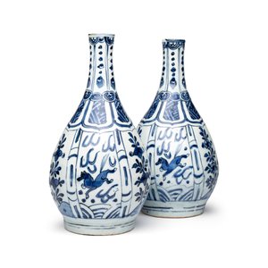 A pair of Chinese blue and white 'Flying Horses' pear-shaped bottle vases — 照片 1