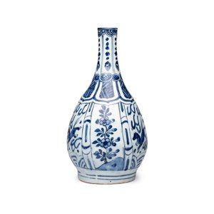 A pair of Chinese blue and white 'Flying Horses' pear-shaped bottle vases — 照片 12