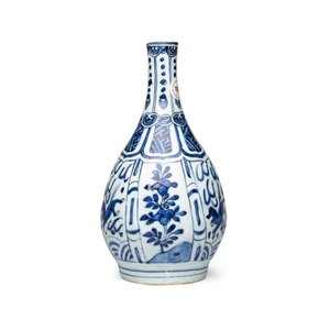 A pair of Chinese blue and white 'Flying Horses' pear-shaped bottle vases — 照片 14