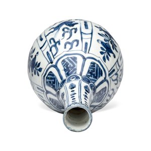 A pair of Chinese blue and white 'Flying Horses' pear-shaped bottle vases — 照片 16