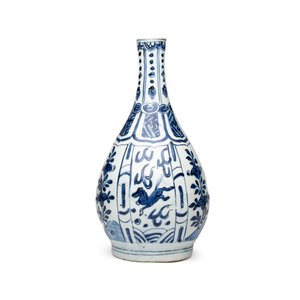 A pair of Chinese blue and white 'Flying Horses' pear-shaped bottle vases — 照片 2