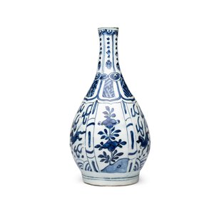 A pair of Chinese blue and white 'Flying Horses' pear-shaped bottle vases — 照片 3