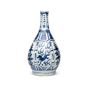 A pair of Chinese blue and white 'Flying Horses' pear-shaped bottle vases — 照片 4