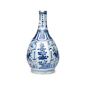 A pair of Chinese blue and white 'Flying Horses' pear-shaped bottle vases — 照片 5